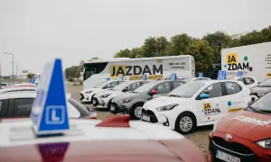 Flota aut i autokar szkoły jazdy "Jazdam" gotowa do nauki różnych kategorii prawa jazdy.