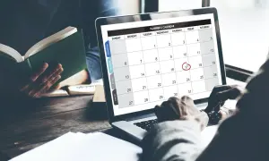Kalendarz na laptopie z zaznaczonym 17. dniem. Może to być termin na odrzucenie spadku przez dalszych spadkobierców.