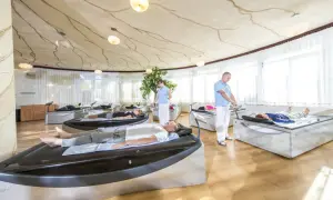 Ośrodki rehabilitacyjne nad morzem oferują relaks na specjalnych łóżkach. Terapeuci czuwają nad pacjentami.