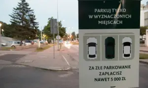 Znak informuje: "Parkuj tylko w wyznaczonych miejscach. Za złe parkowanie zapłacisz nawet 5000 zł".