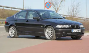 Czarne BMW E46 po lifcie, idealne do wyboru żarówki.