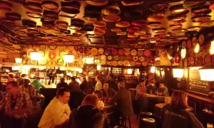Interno di un locale a Bruxelles, con il soffitto e le pareti ricoperti di tappi e dischi di latta. Un'atmosfera da vero delirium.