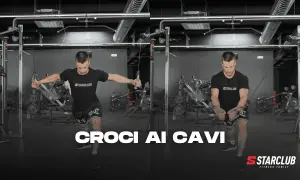 Uomo in palestra esegue croci ai cavi per allenare il petto. Movimento fluido e concentrato.