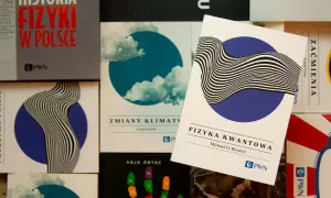 Książki o fizyce kwantowej i historii fizyki w Polsce. Jedna z nich, "Fizyka kwantowa" Michaela G. Raymera, leży na wierzchu.