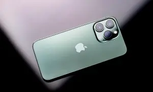 Zielony iPhone z potrójnym aparatem. Dowiedz się, jak przyspieszyć iPhone, by działał jak nowy.