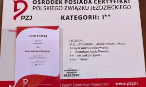 Certyfikat dla Klubu Jeździeckiego Equireno od Polskiego Związku Jeździeckiego, potwierdzający kategorię I** i wysoką jakość infrastruktury.