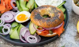 En bagel med lax, färskost, rödlök, gurka och kapris. Ett perfekt brunch recept för en lyxig start på dagen.