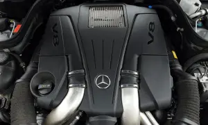 Silnik V8 z emblematem Mercedesa, serce mocnego w212 coupe.