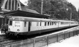 Pociąg na stacji, być może w Karpaczu, czeka na pasażerów. Sprawdź karpacz-jelenia góra rozkład jazdy.