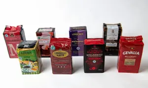 En samling av olika sorters test bryggkaffe, inklusive Gevalia, Löfbergs och Zoégas, redo att avnjutas.