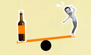 Bilancia con una bottiglia di vino da un lato e un uomo spaventato dall'altro. La domanda è: è più calorica la birra o il vino?