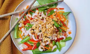 En fräsch asiatisk nudelsallad med räkor, grönsaker och jordnötter.