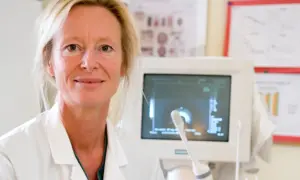 Läkare med ultraljudsapparat, redo för undersökning av hepatos gravid.