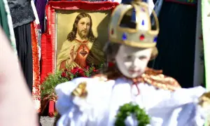 Obrazek z Jezusem i figurką Dzieciątka Jezus. W Boże Ciało się pracuje, ale też świętuje.