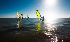 Windsurfing: Co to jest? Wszystko, co musisz wiedzieć na start