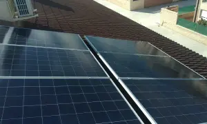 Paneles solares en tejado de tejas marrones. La instalación busca la mejor solución para evitar sombras y maximizar la captación solar.
