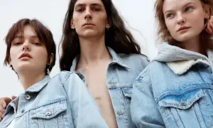 Trzy młode osoby w jeansowych kurtkach. To reklama marki Big Star, która słynie z modnych ubrań.