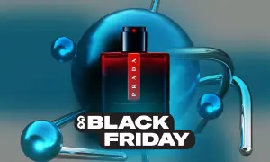Prada Luna Rossa Ocean 100ml w czerwonej butelce, otoczony niebieskimi kulami i metalowymi elementami, na tle z napisem Black Friday.