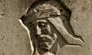 Kamienna płaskorzeźba przedstawia twarz w nakryciu głowy. Czy Jezus był Żydem? To pytanie nurtuje wielu, a ta rzeźba może skłonić do refleksji.