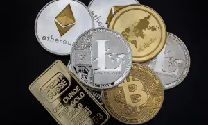 Złota sztabka Credit Suisse i monety kryptowalutowe (Bitcoin, Ethereum, Litecoin, Ripple) - czy warto inwestować w złoto i cyfrowe aktywa?