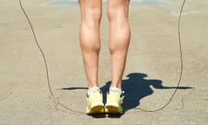 Jumping rope to affiner ses mollets. Des jambes musclées en action, prêtes à relever tous les défis sportifs.