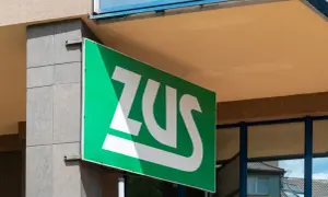 Zielony szyld ZUS z białym logo. Mały ZUS plus, symbol bezpieczeństwa i wsparcia.