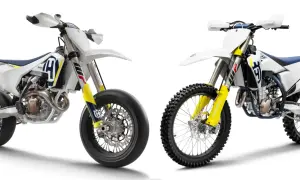Dwa motocykle crossowe Husqvarna: jeden z oponami szosowymi, drugi z terenowymi.