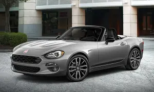 Szary Fiat Spider z czarnym dachem, zaparkowany przed budynkiem.
