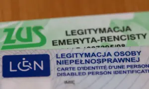 Legitymacja osoby niepełnosprawnej i emeryta-rencisty ZUS. Dokumenty te potwierdzają znaczny stopień niepełnosprawności i uprawniają do przywilejów.
