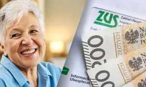 Uśmiechnięta starsza pani obok banknotów i dokumentów ZUS. Składka emerytalna zapewnia spokój na przyszłość.