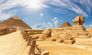 Le Sphinx de Gizeh, gardien des pyramides, veille sur le désert. Un monument emblématique de la mythologie égyptienne.