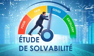 Un homme pousse un indicateur vers "EXCELLENT" sur un graphique "Étude de solvabilité". Comment vérifier la solvabilité d'une entreprise.