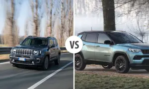 Dwa jeep suv: ciemny Renegade na drodze i jasny Compass na tle drzew.