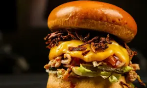 Jak złożyć hamburgera, aby nie rozpadł się podczas jedzenia?