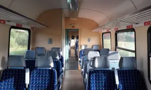 Puste siedzenia w wagonie kolejowym, gotowe na podróż pociągiem w Bieszczady.
