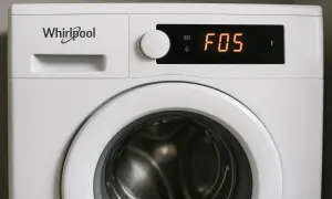 Pralka Whirlpool z błędem F05 na wyświetlaczu. Czekam na pomoc techniczną.
