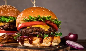 Jak usmażyć idealnego burgera? Sekret soczystości i smaku