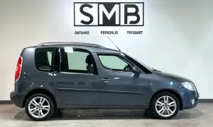 Grå Skoda Roomster, en praktisk familjebil, står redo för nya äventyr. Inga synliga problem med denna bil.