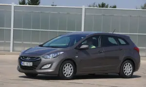 Szary Hyundai i30 II kombi. Zastanawiasz się, jakie żarówki do hyundai i30 ii wybrać, by zapewnić najlepszą widoczność?