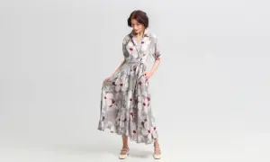Elegancka sukienka w kwiaty, idealna odpowiedź na pytanie jak się ubrać na wesele po 50. Lekki materiał i stylowy krój.