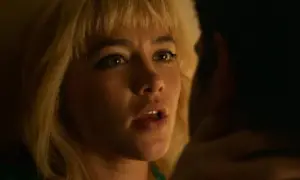 Zbliżenie na Florence Pugh w jednym z jej filmów. Jej blond włosy i wyraziste oczy przyciągają uwagę.