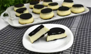 Mini serniczki oreo na tacy i talerzyku. Pyszne, kremowe, z warstwą ciasteczkową.