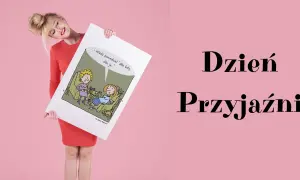 Kobieta z uśmiechem prezentuje komiks o kotach i przyjaźni, idealny na Dzień Przyjaźni.