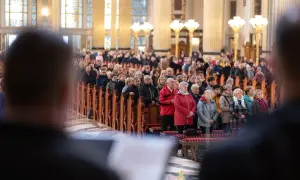 Wielu ludzi w kościele, co pokazuje, jaka jest religia w Anglii.