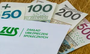 Koperta ZUS z logo i napisem "Zakład Ubezpieczeń Społecznych" na tle polskich banknotów 50, 100, 200 i 500 zł. Symbolizuje świadczenie kompensacyjne.