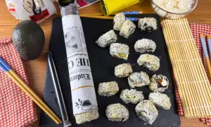 Sushi fatto in casa pronto per essere gustato. Ingredienti freschi e tanta passione per un piatto perfetto.