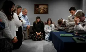 En grupp mormoner ber tillsammans. De följer sina mormoner regler och visar sin tro.