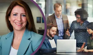 Louise Bagewitz ler mot betraktaren. Till höger diskuterar en grupp kollegor vid en laptop.