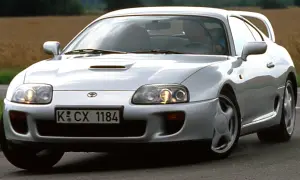 Srebrna Toyota Supra na drodze. Marzenie wielu fanów motoryzacji, a jej toyota supra cena wciąż budzi emocje.