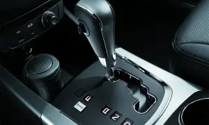 Manopola del cambio automatico con pulsante "M/S" per modalità manuale/sportiva, illustra la differenza tra cambio automatico e semiautomatico.